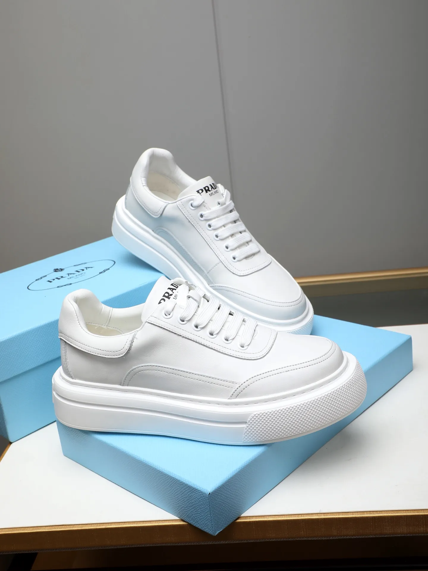 Men's shoes 💰500 Prada/Prada Men's new casual shoes, this upper is made of imported calfskin. The outside is decorated with the P family's classic metal triangle enamel logo, with cowhide lining and cowhide for the foot pads. The outsole is made of non-slip sports exclusive rubber outsole with logo, which feels good on the feet. It is a fashionable and fashionable item!  Size: 38-44 (45 customized)